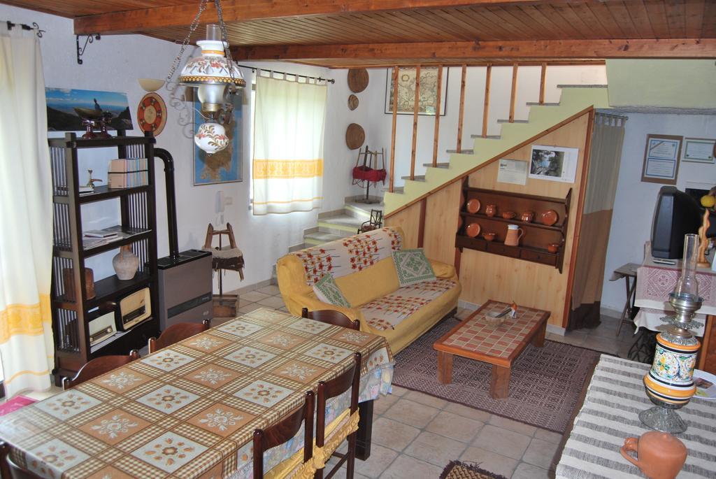 B&B Baddesalighes Bolotana ภายนอก รูปภาพ